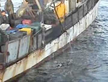 O navă de pescuit a luat foc în Portul Constanţa